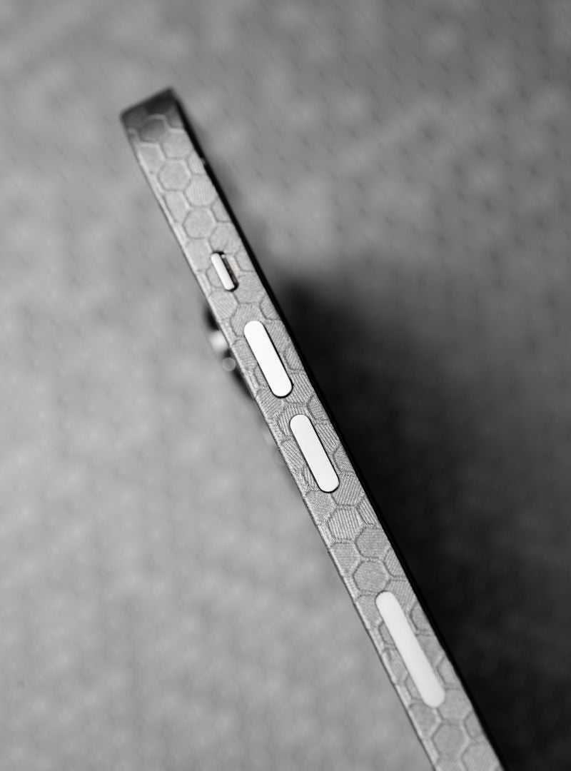 Skin Premium Panal de Abeja Titanium 3D iPhone 14 Pro Max