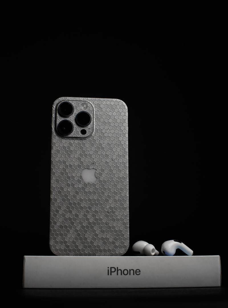 Skin Premium Panal de Abeja Titanium 3D iPhone 14 Pro Max
