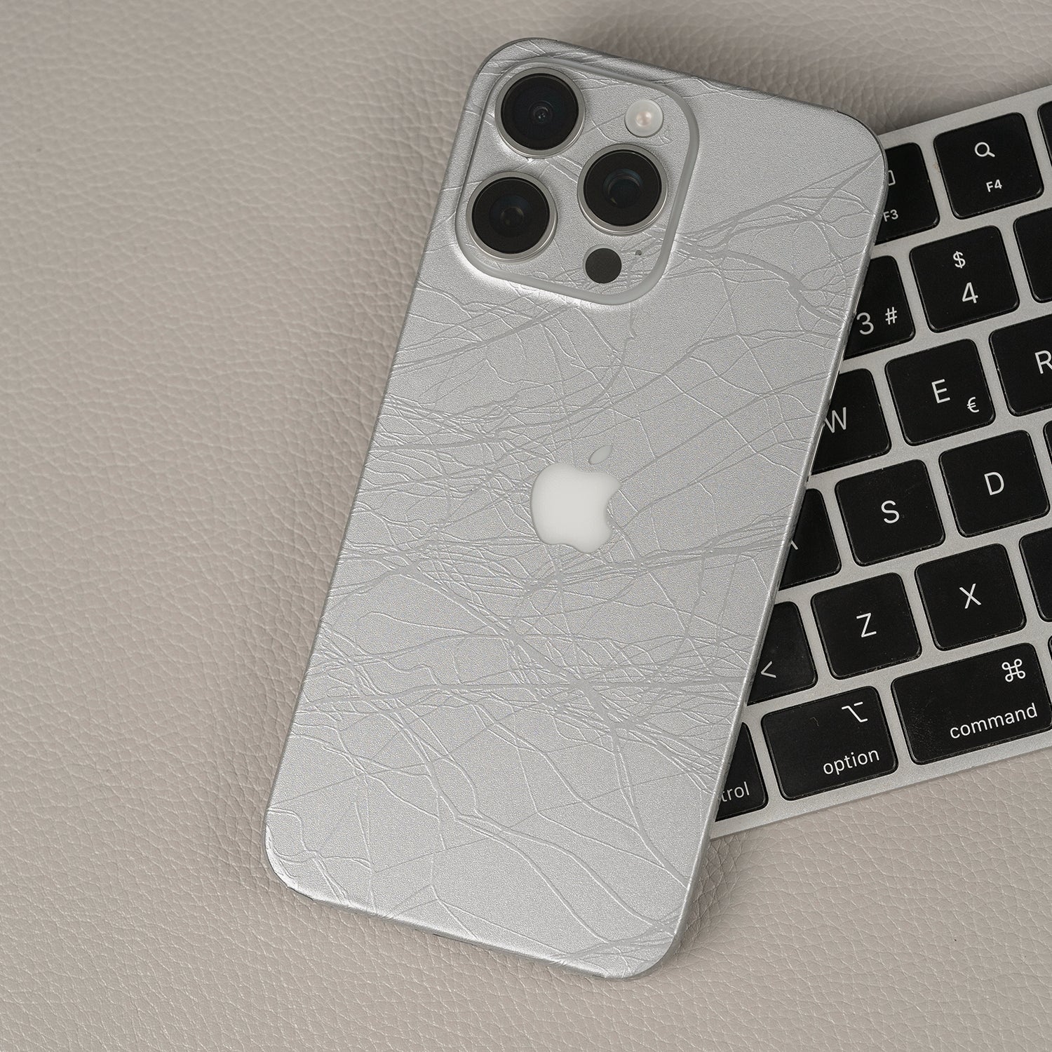 Skin Premium Venom Platinium iPhone 15 Pro