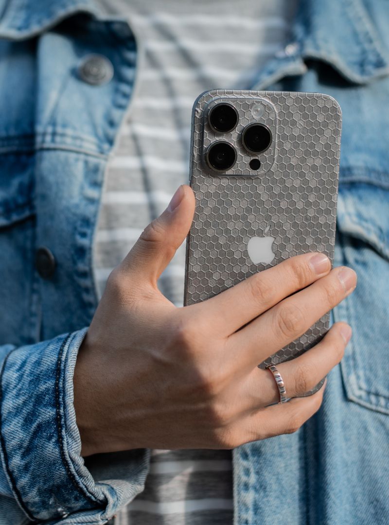 Skin Premium Panal de Abeja Titanium 3D iPhone 14 Pro Max