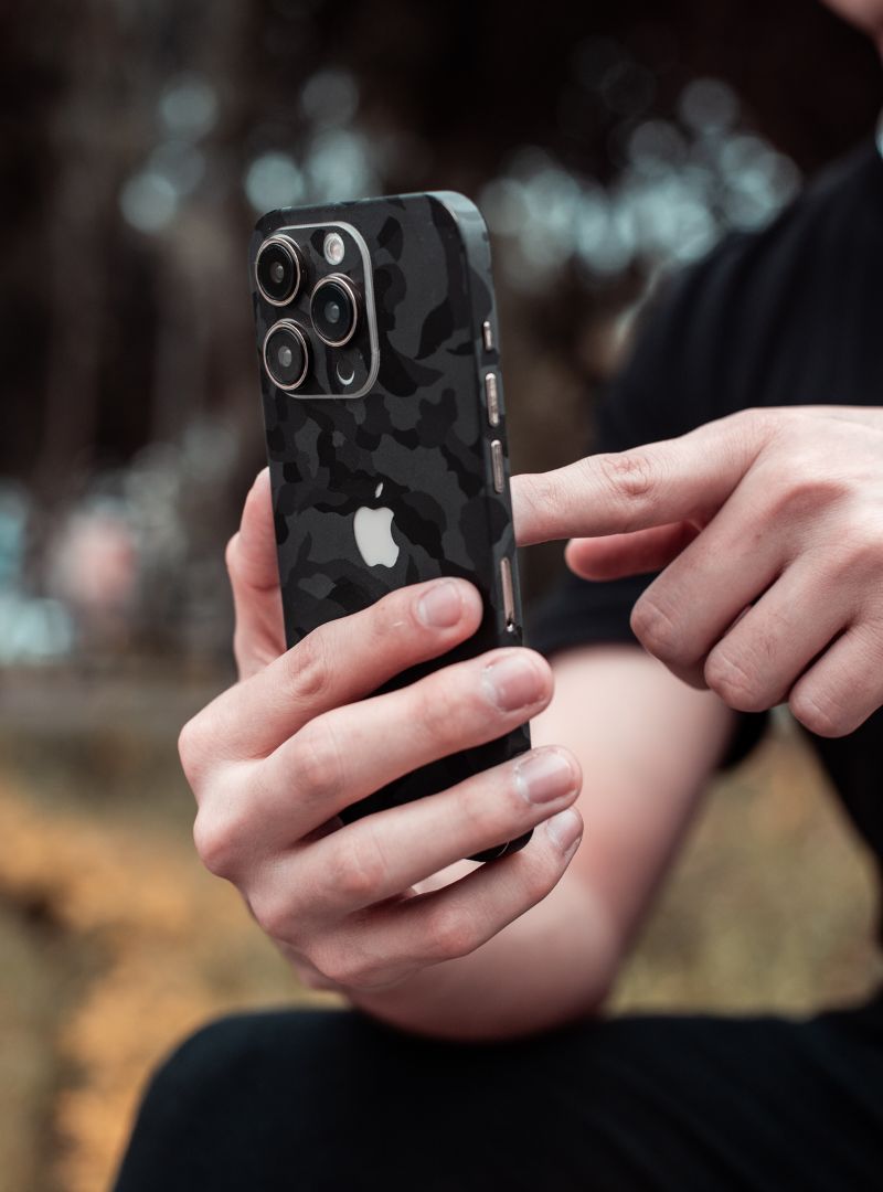 Skin Premium Camuflado Nocturno iPhone 14 Pro Max