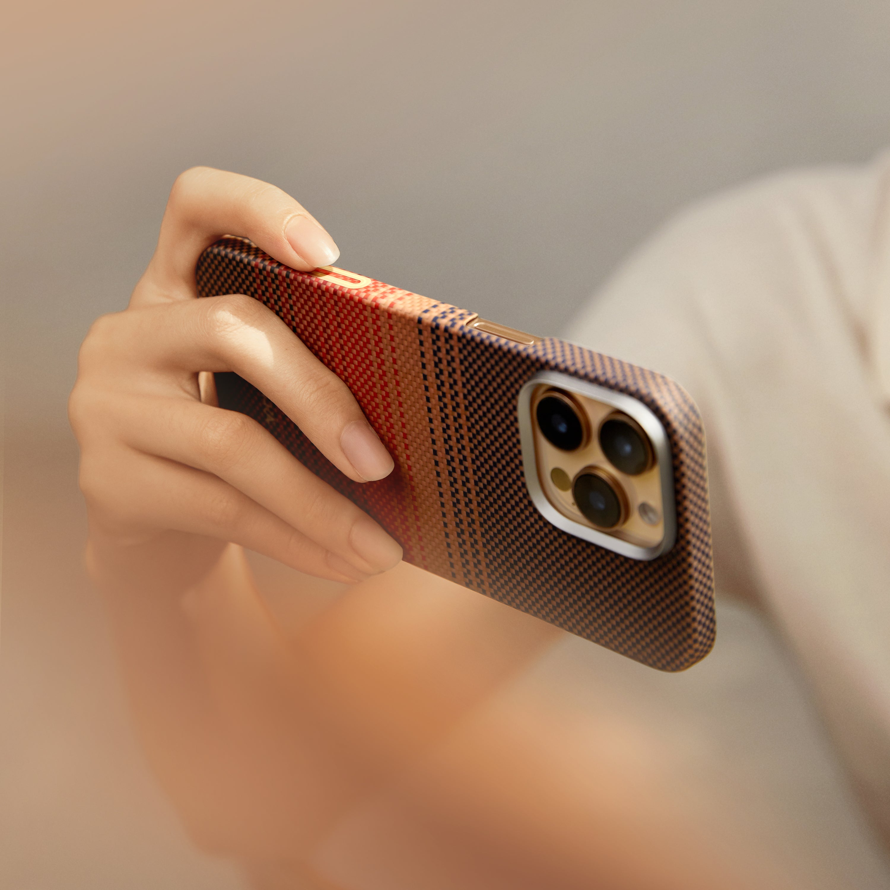 Case Pitaka Moment · Sunset PitaTap - iPhone 16 Pro Max