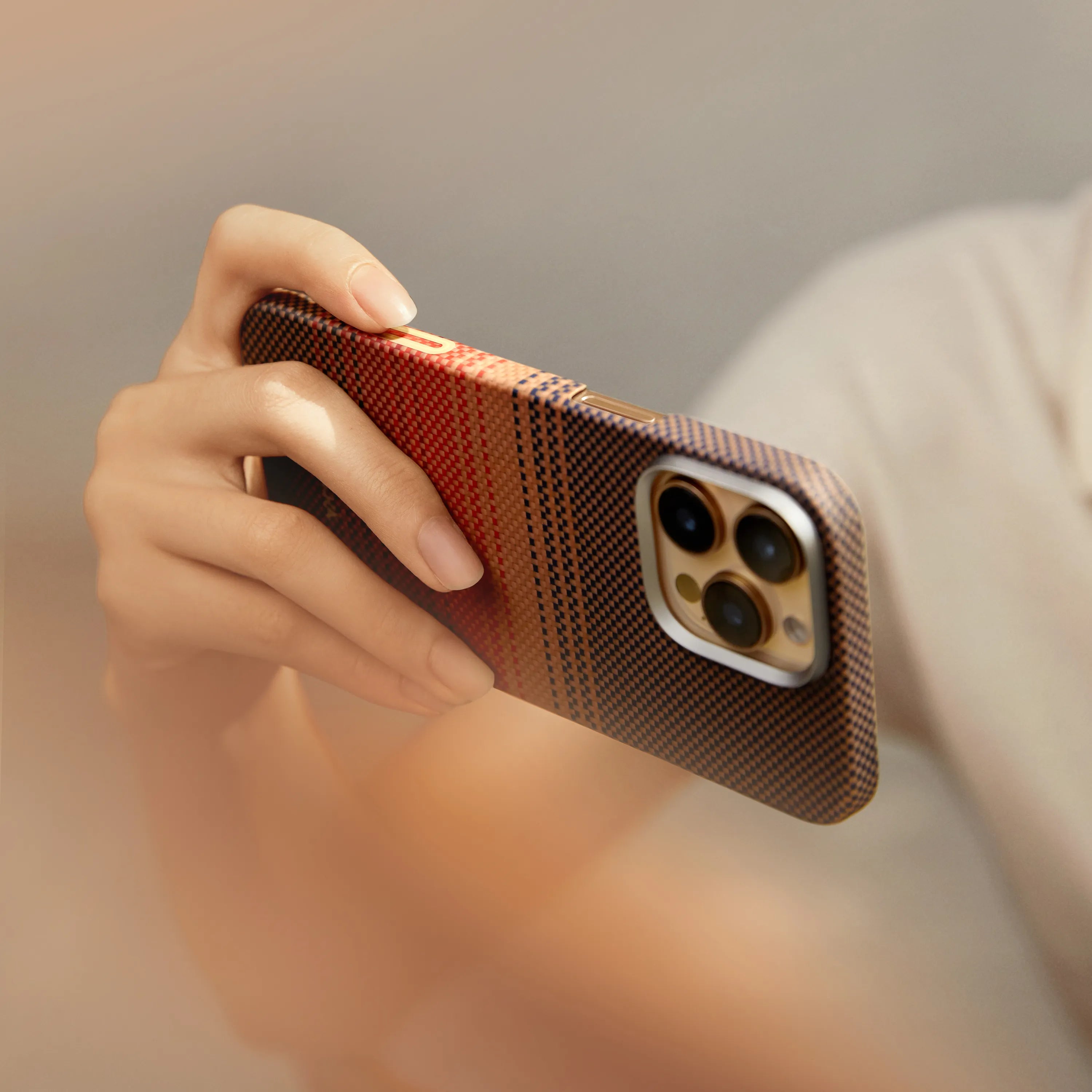 Case Pitaka Edge Moment · Sunset PitaTap - iPhone 16 Pro