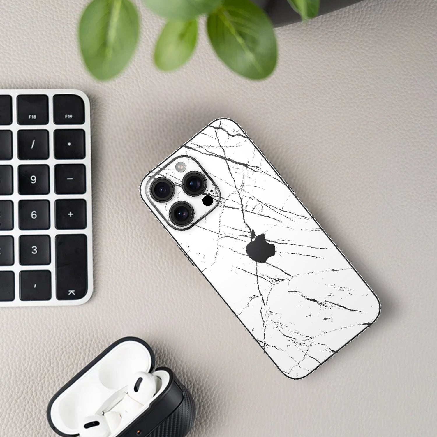 Skin Premium Mármol Nero - iPhone 16 Pro