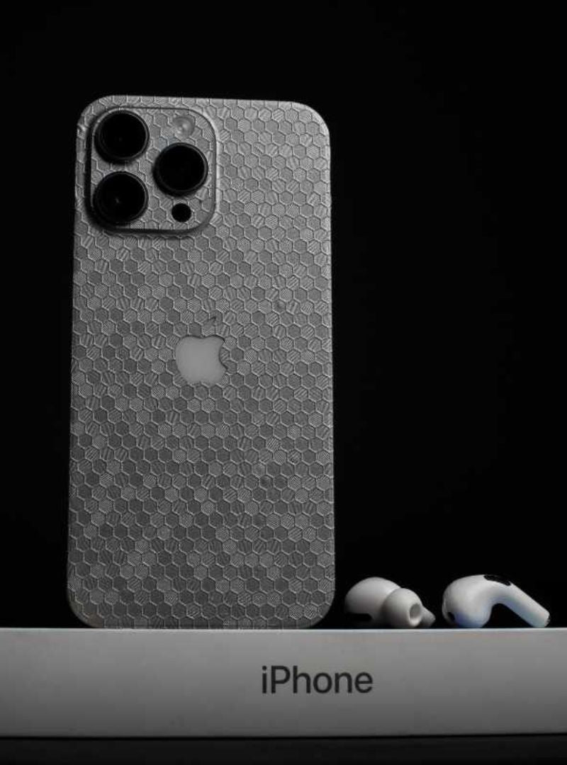 Skin Premium Titanium 3D Honeycomb para iPhone 13 Pro Max