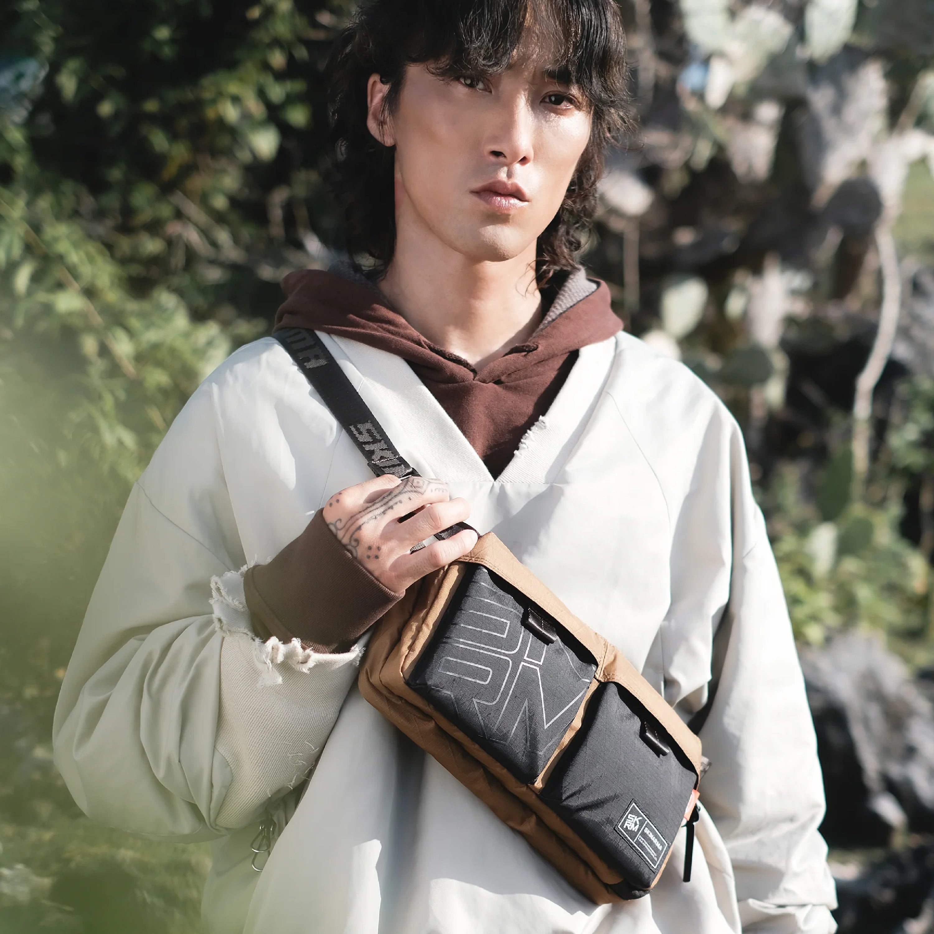 Bolso Crossbody Skinarma Jager - Sling Bag Urbano Expandible