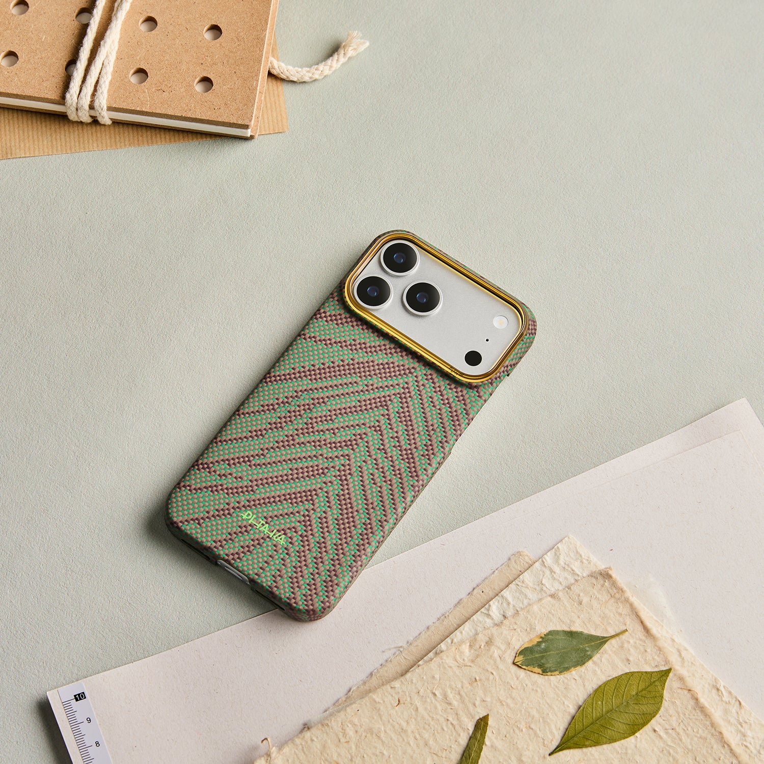 Case Pitaka Aramid Edge para iPhone 17 Pro - Sprout Surge (PitaTap™)