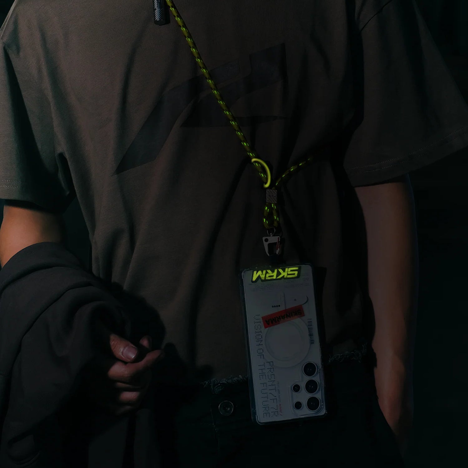 Correa Skinarma Lanyard DYNO VE NITEGLOW Cargador 2 en 1 con Cable USB-C