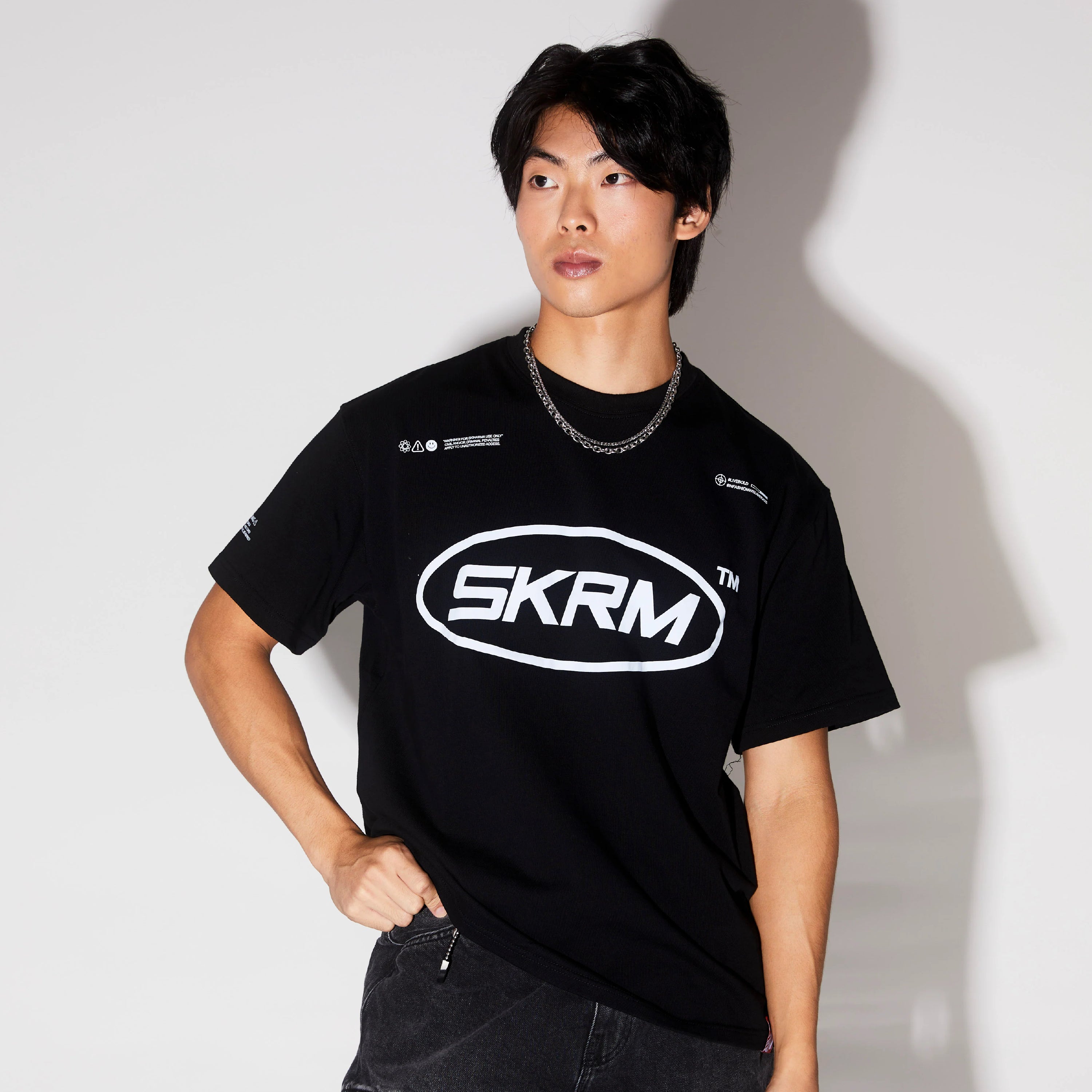 Polo Minimalista Skinarma Glyph - Oversized Blanco