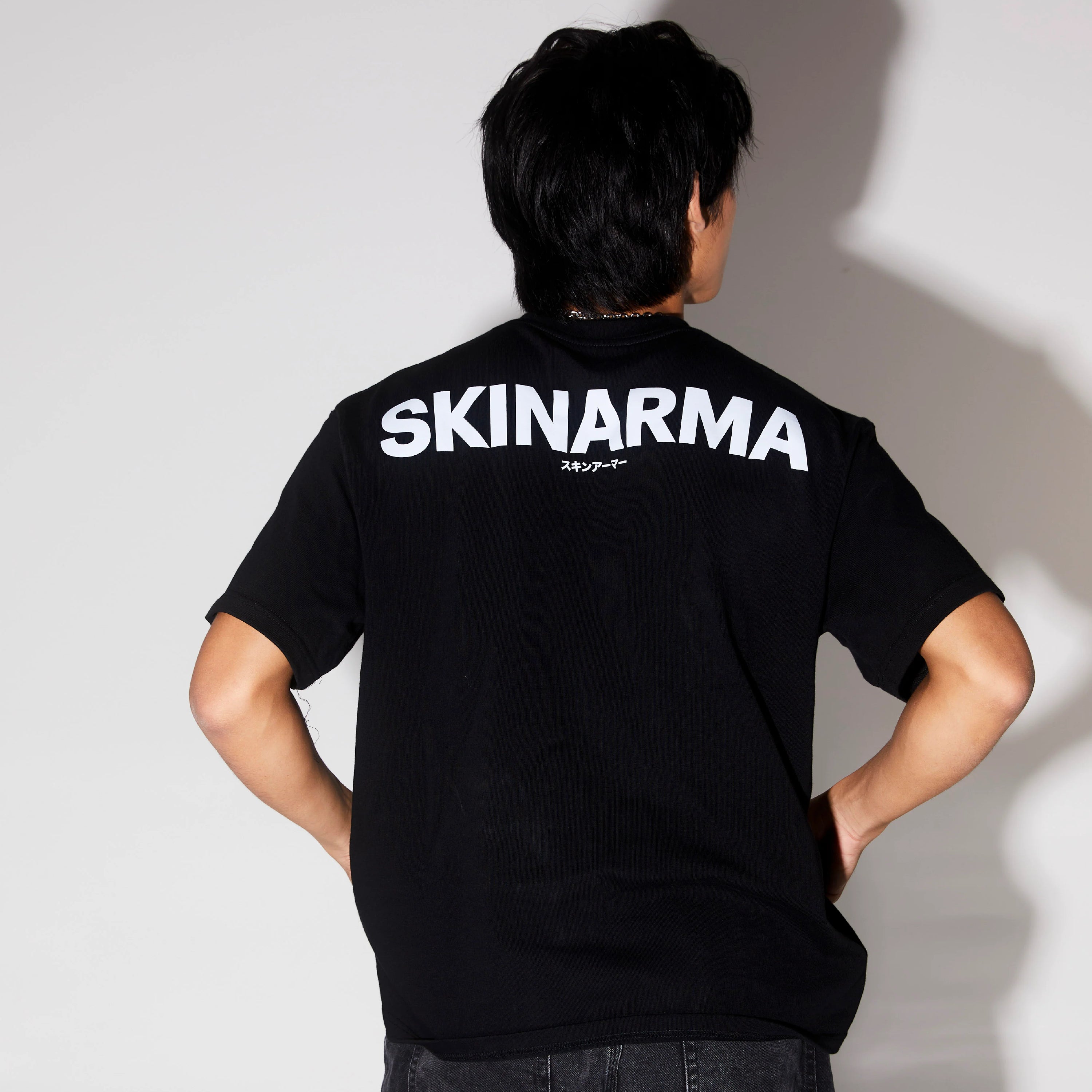Polo Minimalista Skinarma Glyph - Oversized Blanco